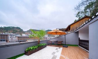 Lingqian River View B&B (Fenghuang Ancient City)