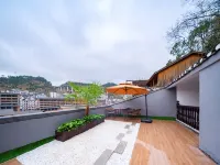 Lingqian River View Hotel (Phoenix Ancient City Br