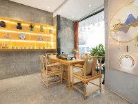 羅蘭·時尚｜AWAKENING·ETHE城際設計師飯店（探十里購物中心店） 桐槐附近的飯店