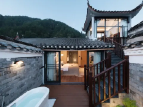 Lotus Cymbidium Sinense Zen Art River View Hotel โรงแรมในเฟิ่งหวง