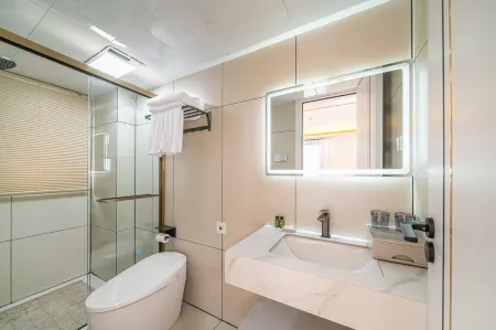 Lux Cabins Brilliant Villa Hotel (Dongshan Jinluwan Seaside Plaza) Отели рядом с достопримечательностью «Madiye Temple, Sufeng Mountain»