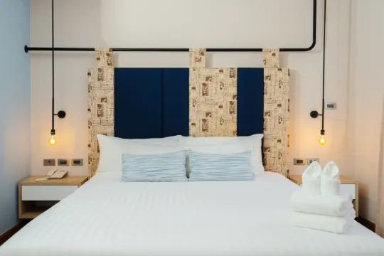 ห้องดีลักซ์ เตียงใหญ่ 1 เตียง