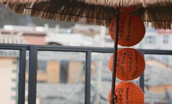 Qianyi Audio-Visual Oxygen Supply Travel Photography Boutique Hotel (Dukezong Ancient City)