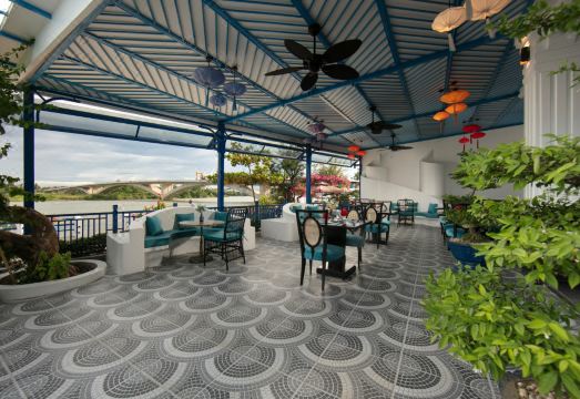 Silk River Hoi An Hotel & Spa의 정원 전망 레스토랑