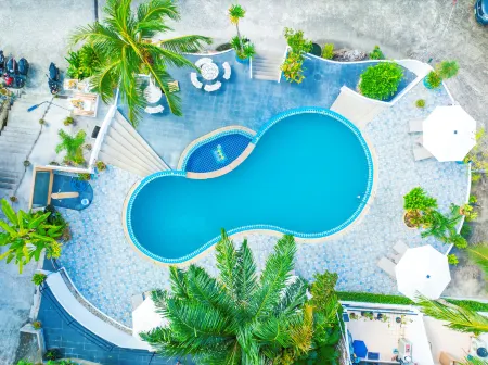 Phuket Meet Holiday International Hotel-Patong Отели рядом с достопримечательностью «Tha Rua Shrine»