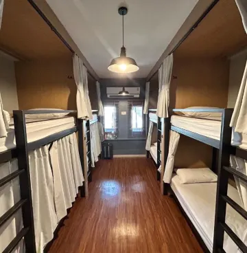 เตียงชั้นล่างในหอพักชาย