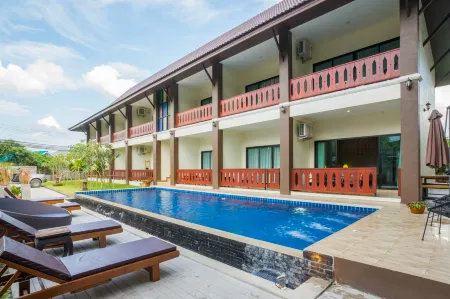 SRI ANAN PURA HOTEL Отели рядом с достопримечательностью «Ват Пратхат Дой Сутхеп»