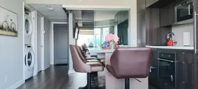 Elegant 2BR & 2BA Retreat in Prime Yorkville, Downtown