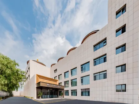 NEBULA CAEST HOLIDAY HOTEL Отели рядом с достопримечательностью «Inner Mongolia Technical College of Mechanics & Electrics»