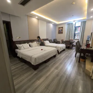 BUND  BUSINESS  HOTEL Отели рядом с достопримечательностью «Готовная станция для пассажиров в Хичуане»