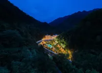 桐廬覽亭星野·溪·谷·瀑·營·HALO RESORT（雅魯漂流山灣灣店） 五雲山革命烈士陵園附近的飯店