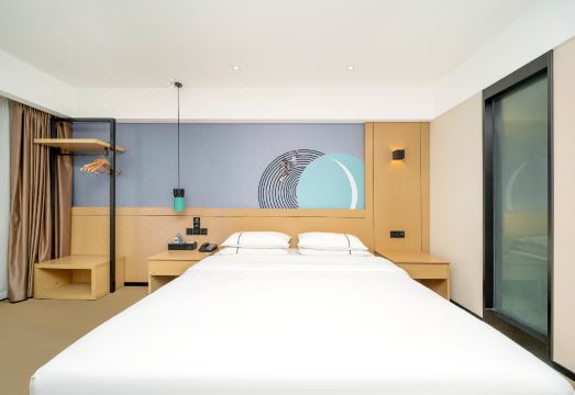 호텔 객실 침대와 내부 모습