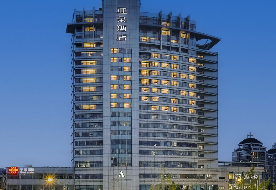 아투어 호텔 주변의 현대적인 항저우 거리 풍경