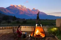 山眷雲·日照金山·田也咖啡·雪山全幅畫景酒店