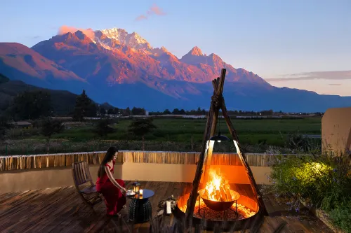 山眷雲·日照金山·田也咖啡·雪山全幅畫景飯店 麗江住宿飯店