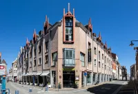 B&B HOTEL Arras Centre Les Places Hôtels à proximité de : Auchan Hypermarché Arras