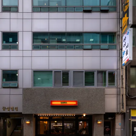 Hi Seoul hostel Myeongdong West Отели рядом с достопримечательностью «Торговый центр M Plaza»