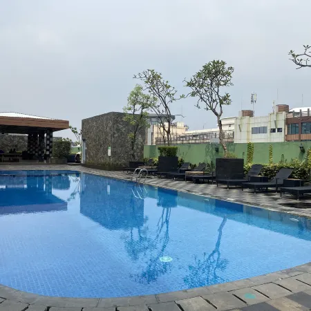 Whiz Prime Hotel Kelapa Gading Отели рядом с достопримечательностью «Торговый центр Sunter Mall»