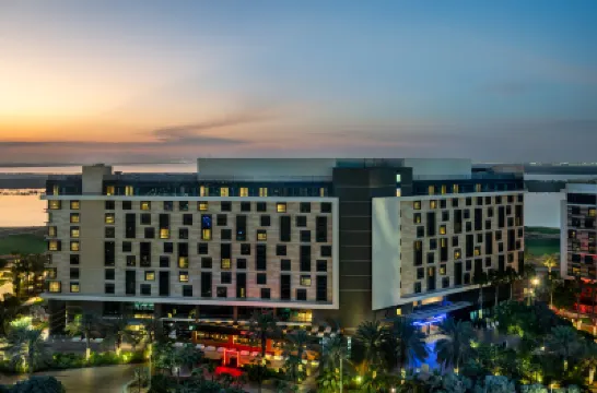 Yas Plaza Mangroves by IHG ドゥアリーナ周辺のホテル