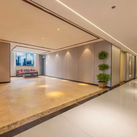 Xinning Jincheng Hotel (Langshan Avenue West Bus Station)