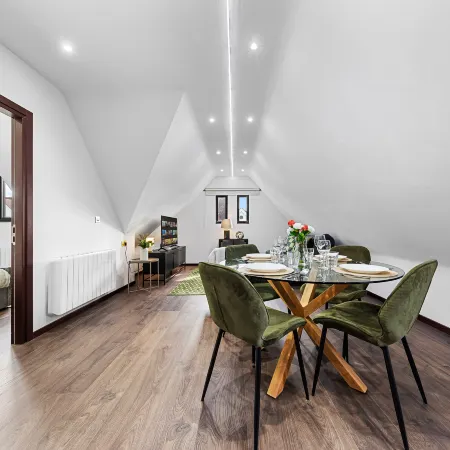 Stylish Studio Apt by Stay Smart Short Lets & Serviced Accommodation Woodstock with Free WiFi Отели рядом с достопримечательностью «Уэмбли»