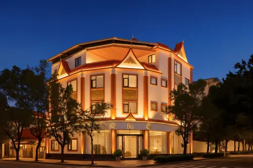 Qinlan Homestay (Mangshi Square) - 2-Star