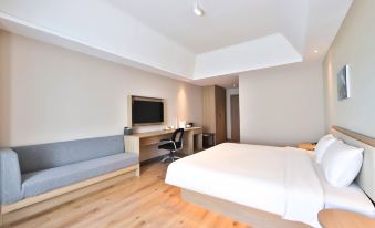 Changchun Nanhu Holiday Hotel (Nanhu Park Gongnong Square Subway Station)