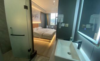 Menglian Yingshan Hong Intelligent Hotel