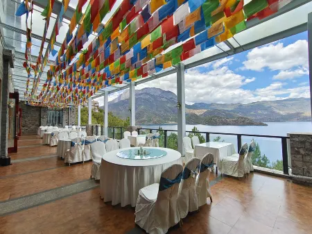 Silver Lake Island Hotel At Lugu Lake, Yunnan Отели рядом с достопримечательностью «Lover Tree»
