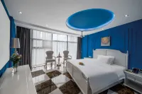 Chenlong 168 Hotel (Huaihua Railway Station Lvyuan) Hotels near Qiongtian Square