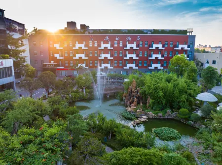Yuhao Hotel (Xuchang Wenfeng Road Branch) Отели рядом с достопримечательностью «Jian'anqu Beihai Park»