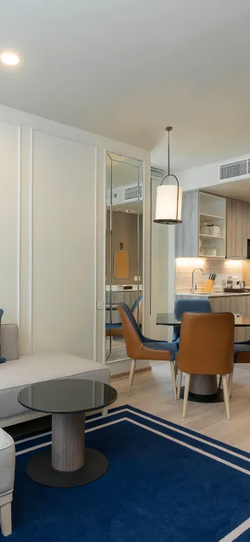 ห้องสวีท 1 ห้องนอน 1 เตียงคิงไซส์ พร้อมพื้นที่นั่งเล่นและรับประทานอาหาร