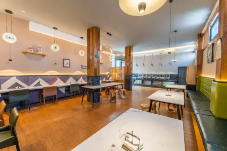 Yuesun Finia Hotel (Dazhou Luofu Plaza Railway Station) Отели рядом с достопримечательностью «Sichuan University of Arts and Sciences (Lianhu Campus)»