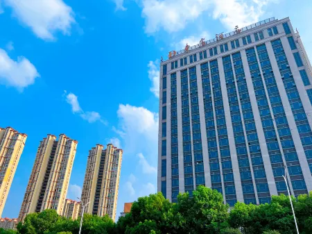 Dongguan Hotel (Tongling Wanda Plaza Railway Station) Отели рядом с достопримечательностью «Tongling Liqiao River Town Resort»