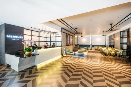 Mercure Singapore Tyrwhitt Отели рядом с достопримечательностью «Block 18 HDB Dover Crescent»