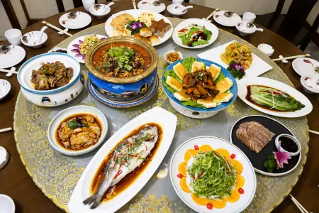 Shanghua Boutique Hotel (People's Hospital General Yushu Subway Station) Отели рядом с достопримечательностью «Inner Mongolia Technical College of Mechanics and Electrics (Northeast to Saihan Road Residents' Committee Community Health Service Station)»