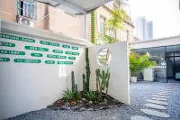 Baiyan nice Cinema Meishu (Xiamen North Railway Station Overseas Chinese University Branch) Hotels near Huaqiao University