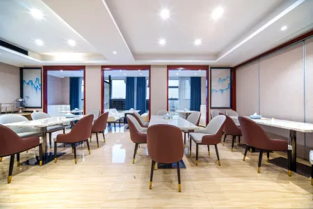 BORRMAN HOTEL (Huaihua Shuntian International Branch) Отели рядом с достопримечательностью «Huaihua Sports Center Comprehensive Gymnasium»