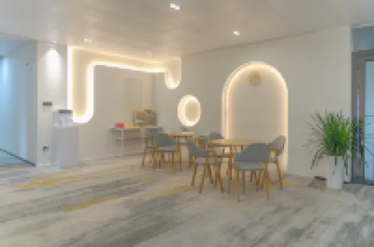 Huangguoshu Mountain Wind, send the moon lodging