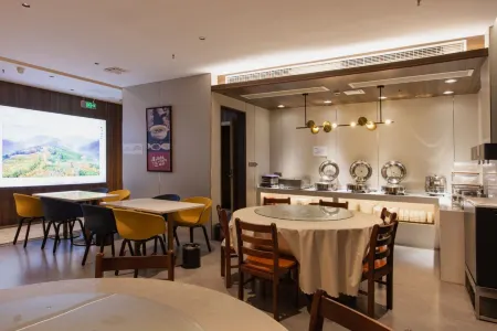 CHEERMAY Hotel (Shiyan Wanda Plaza) Отели рядом с достопримечательностью «Hubei Automobile Industry College»