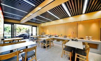 Xinchun China Hotel (Taiyuan Chaoyang Street East Railway Station Store)