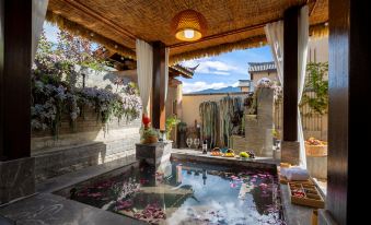 Lijiang Agarwood Ink Stained Snow Mountain Private Soup Hot Spring Resort