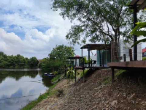 Lakeside Hideout by Evernent โรงแรมในมิริ