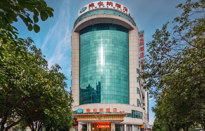 Vienna Hotel (Nandan Dongtian Jiuhai Scenic Area Jinfurong Square Branch)