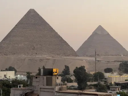Cheristo Pyramids View Inn