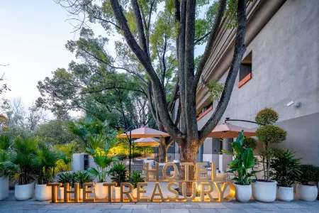 THE TREASURY HOTEL Отели рядом с достопримечательностью «Shanghai Di'er Gongye University»