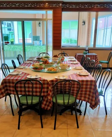 Grand Visanu Hotel Отели рядом с достопримечательностью «Chao Por Chao Mae Na Pha Shrine»