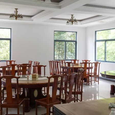 Changyang Meizheng Hotel (Qingjiang Jiuru Resort Area)