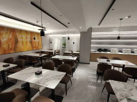 Tupai Hotel Chain (Huarong People's Square Branch)