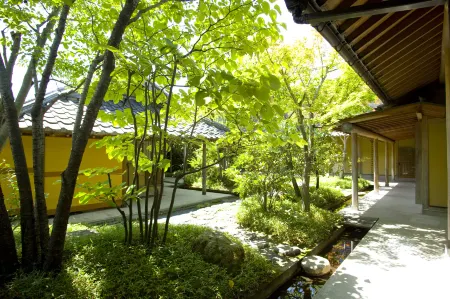 Yufuin Santoukan Отели рядом с достопримечательностью «Yufuin Showa Museum»